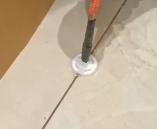 四平瓷砖空鼓维修公司专业解答瓷砖在铺贴过程中，如果没有涂抹均匀到位的粘结材料（如水泥砂浆或瓷砖胶），可能会导致以下问题