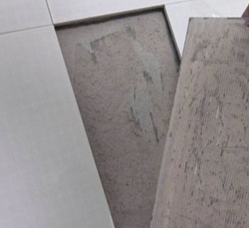 四平瓷砖空鼓维修公司分享瓷砖铺贴时如果打浆（即涂抹在瓷砖背面和基层上的砂浆或瓷砖胶）过少，会带来以下问题